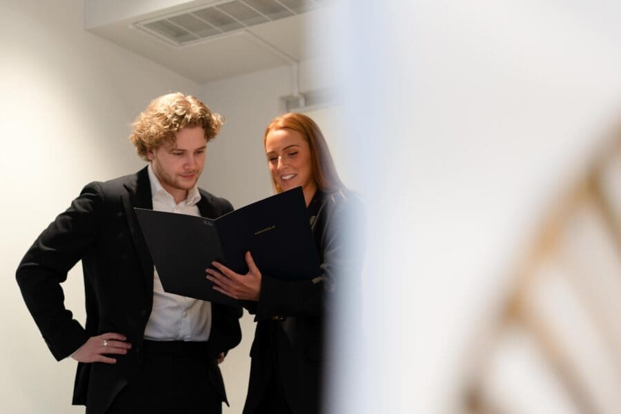 Två kollegor som läser en rapport tillsammans