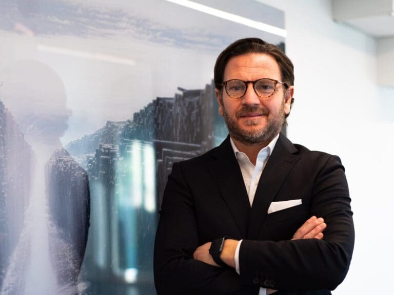 Charles Wilken lutandes mot väggen